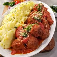 Albondigas En Salsa Con Tallarines